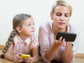Cha mẹ nghiện smartphone làm con cái khó thành công hơn?