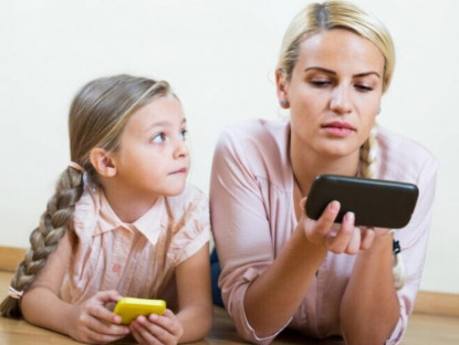 Công nghệ - Cha mẹ nghiện smartphone làm con cái khó thành công hơn?