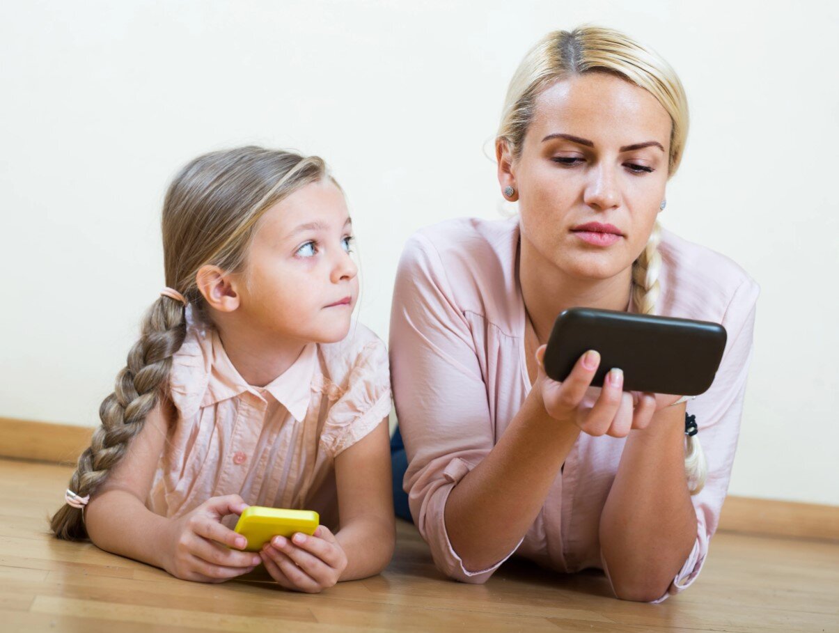 Cha mẹ nghiện smartphone làm con cái khó thành công hơn? - 1
