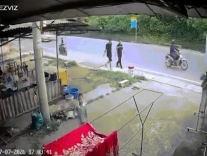 Giao thông - Clip: Ninja chạy xe khó hiểu, đâm ngã hai người đi bộ sát lề đường