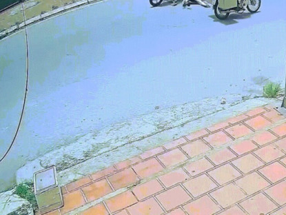 Giao thông - Clip: Áo chống nắng cuốn vào bánh xe máy, người phụ nữ bị kéo lê trên đường