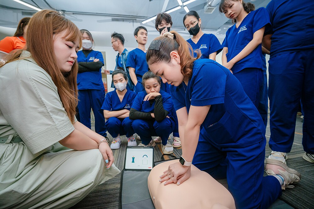 Bà con thêm yên tâm: Bệnh viện Bạch Mai trực tiếp đào tạo sơ cấp cứu cho dược sĩ Long Châu, sẵn sàng hỗ trợ người dân - 3