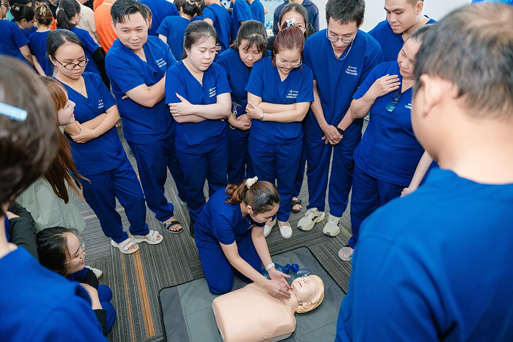 Bà con thêm yên tâm: Bệnh viện Bạch Mai trực tiếp đào tạo sơ cấp cứu cho dược sĩ Long Châu, sẵn sàng hỗ trợ người dân - 6