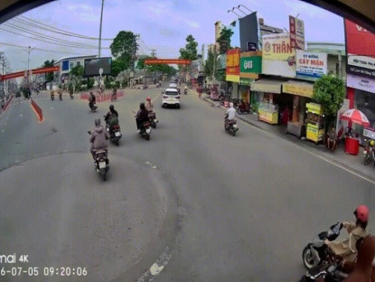 Giao thông - Clip: Hai xe máy va chạm trước đầu ô tô, khoảnh khắc khiến người xem thót tim