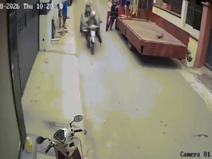 Giao thông - Clip: Đi xe máy vướng dây cẩu, người đàn ông bị hất ngửa vào thùng xe