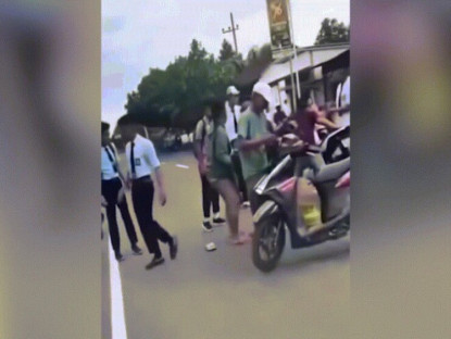 Giao thông - Clip: Vừa được đưa vào lề sau tai nạn, cô gái lại bị xe máy đâm thêm lần nữa
