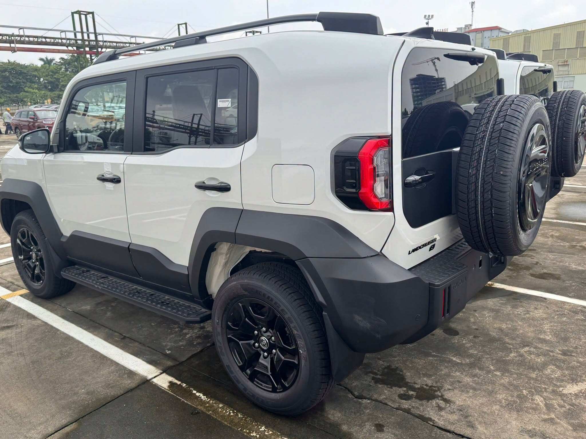 Lô xe Toyota Land Cruiser FJ đầu tiên cập cảng Việt Nam - 4