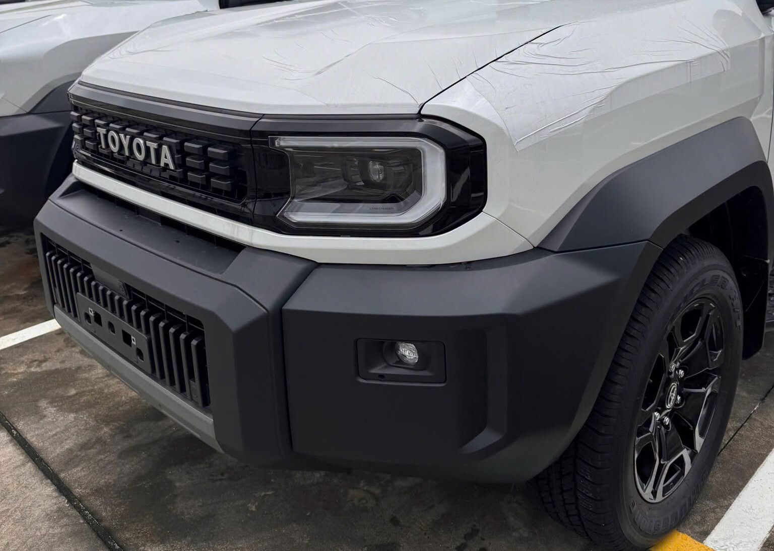 Lô xe Toyota Land Cruiser FJ đầu tiên cập cảng Việt Nam - 3