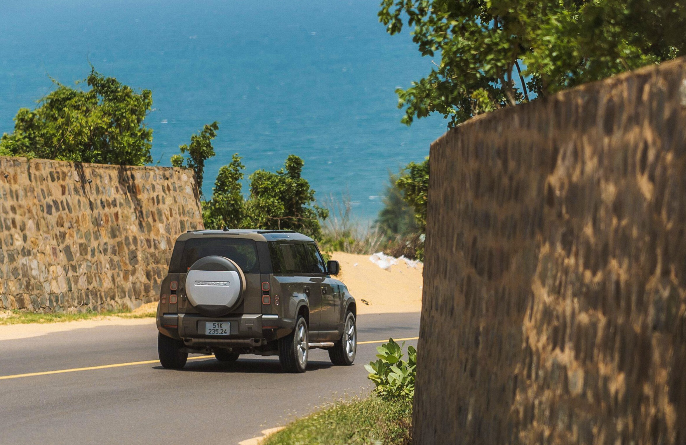 Trải nghiệm xe Defender trên cung đường đa địa hình đẹp nhất Việt Nam - 2
