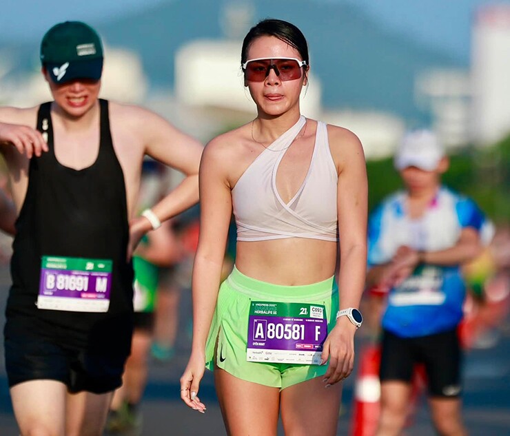 Hot girl võ thuật Châu Tuyết Vân đọ sắc cùng dàn người đẹp chạy marathon - 3