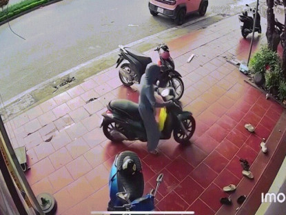 Giao thông - Clip: Hết hồn Ninja cùng xe máy bị hất văng lên không trung vì sợi dây