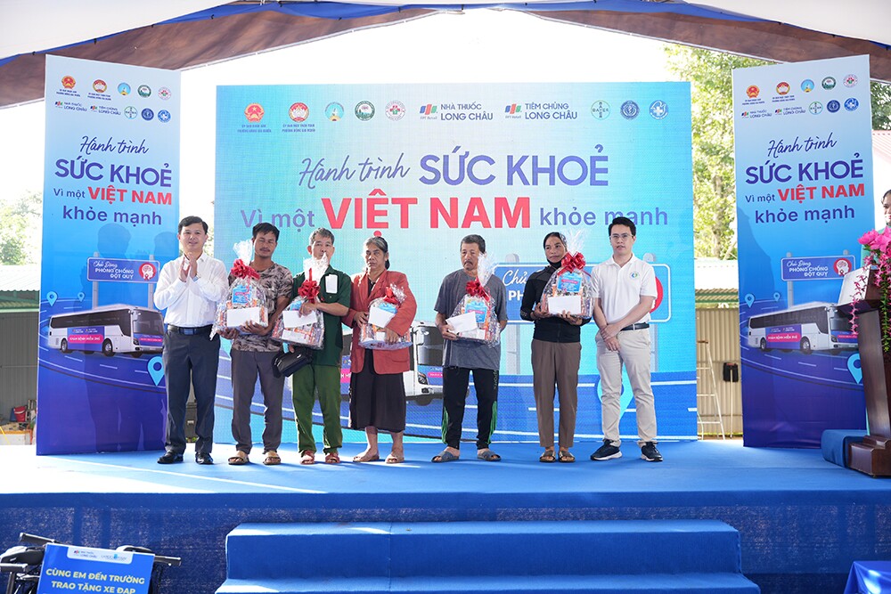Hàng ngàn người dân có hoàn cảnh khó khăn được khám sức khỏe, tầm soát đột quỵ và phát thuốc miễn phí - 6