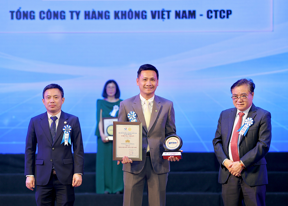 Vietnam Airlines nối dài 11 năm liên tiếp trong Top 10 Nhãn hiệu nổi tiếng Việt Nam - 1
