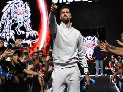 Thể thao - Djokovic ra mắt ấn tượng giải đấu vật danh tiếng WWE, trổ tài ném rổ như siêu sao NBA