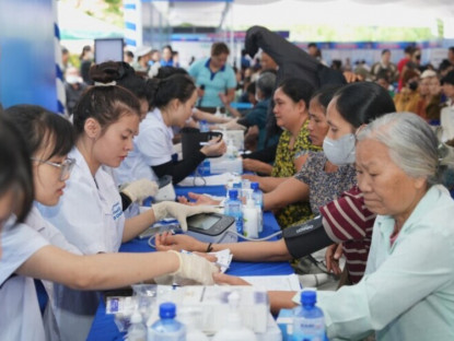 Thông tin doanh nghiệp - Hàng ngàn người dân có hoàn cảnh khó khăn được khám sức khỏe, tầm soát đột quỵ và phát thuốc miễn phí