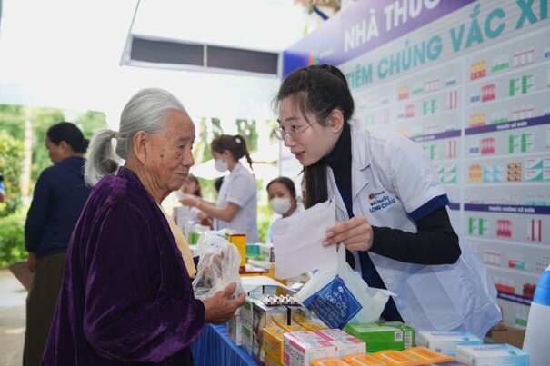 Hàng ngàn người dân có hoàn cảnh khó khăn được khám sức khỏe, tầm soát đột quỵ và phát thuốc miễn phí - 5