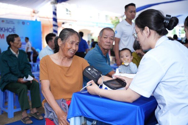 Hàng ngàn người dân có hoàn cảnh khó khăn được khám sức khỏe, tầm soát đột quỵ và phát thuốc miễn phí - 4