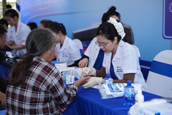 Hàng ngàn người dân có hoàn cảnh khó khăn được khám sức khỏe, tầm soát đột quỵ và phát thuốc miễn phí - 3