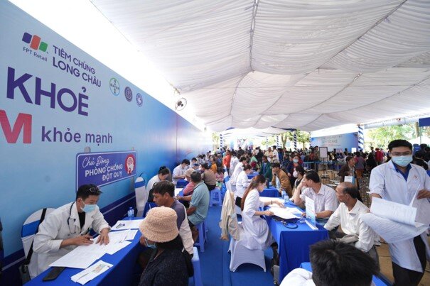 Hàng ngàn người dân có hoàn cảnh khó khăn được khám sức khỏe, tầm soát đột quỵ và phát thuốc miễn phí - 2
