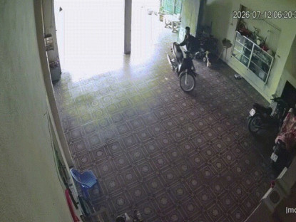 Giao thông - Clip: Màn rượt đuổi nghẹt thở, tên trộm bỏ xe máy tháo chạy trong tích tắc