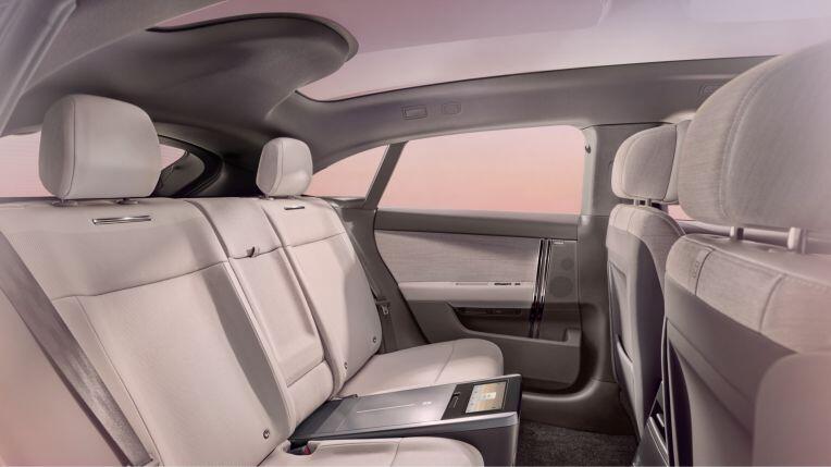 Range Rover hê lộ hình ảnh về mẫu GT thuần điện đầu tiên - 3