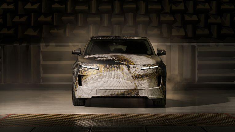 Range Rover hê lộ hình ảnh về mẫu GT thuần điện đầu tiên - 1