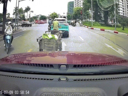 Giao thông - Clip: Ninja ôm cua quay đầu tránh đèn đỏ, đâm thẳng vào ô tô cực mạnh