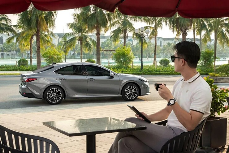 Từng là lựa chọn số một của doanh nhân, Toyota Camry giờ đối mặt thực tế phũ phàng - 1