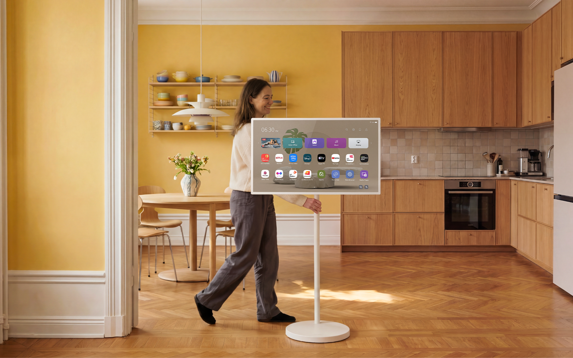 LG công bố màn hình di động StanbyME 2 Max độ phân giải 4K, có pin 4,5 giờ - 1