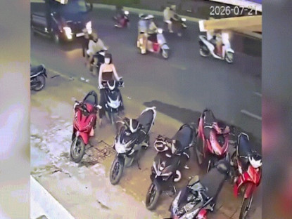 Giao thông - Clip: Vô tư lấy nhầm xe máy của người khác, Ninja khiến nhiều người bật cười