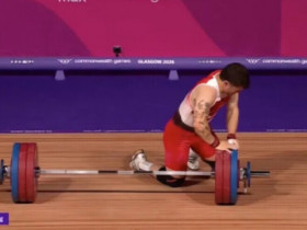 Lực sĩ Murray ngất xỉu khi nâng tạ vẫn giật huy chương, mỹ nhân gây sốc làng bơi