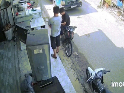Giao thông - Clip: Tai bay vạ gió, người đàn ông ngồi trên xe máy bị cửa thùng ô tô đập trúng