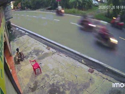 Giao thông - Clip: Đi sát lề đường, người phụ nữ vẫn không tránh khỏi cú đâm từ xe máy