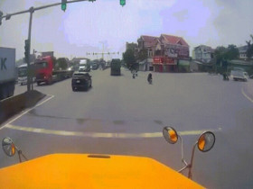 Clip: Chuyển hướng như chỗ không người, thanh niên lộn santo sau cú va chạm ô tô