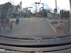 Clip: Ninja qua ngã tư như chỗ không người, xe máy gãy càng sau cú tông