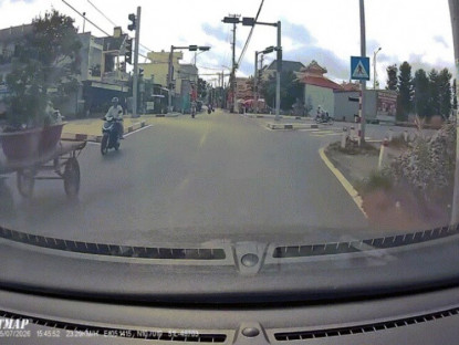 Giao thông - Clip: Ninja qua ngã tư như chỗ không người, xe máy gãy càng sau cú tông
