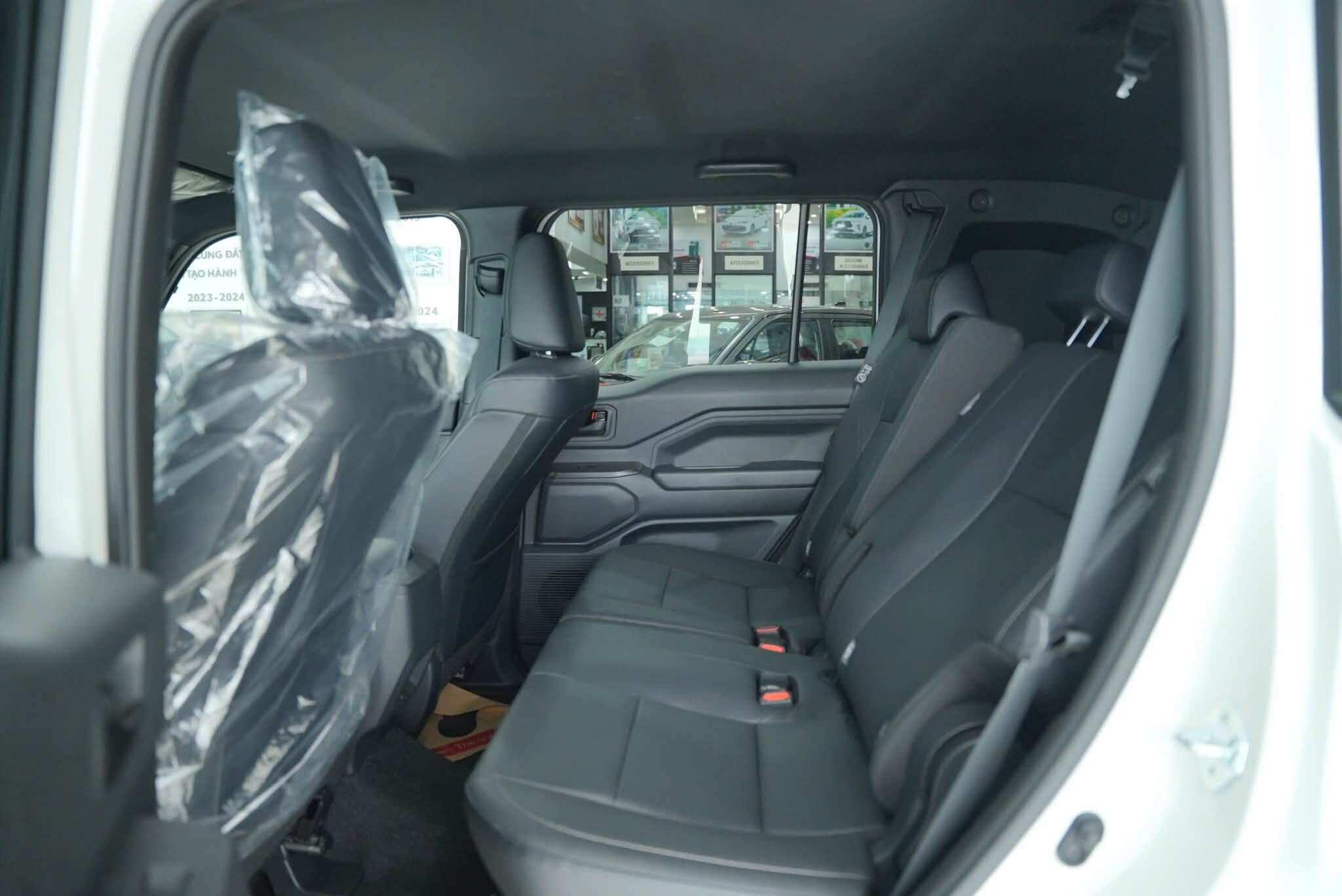 Với 1,2 tỷ đồng khách hàng Việt nhận được gì từ mẫu xe Land Cruiser FJ - 6
