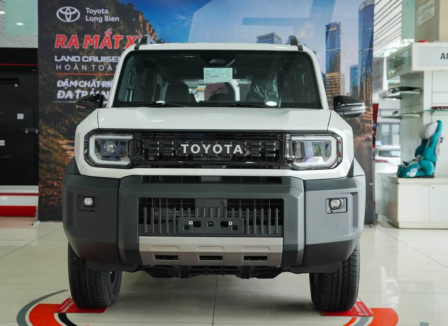 Với 1,2 tỷ đồng khách hàng Việt nhận được gì từ mẫu xe Land Cruiser FJ - 1