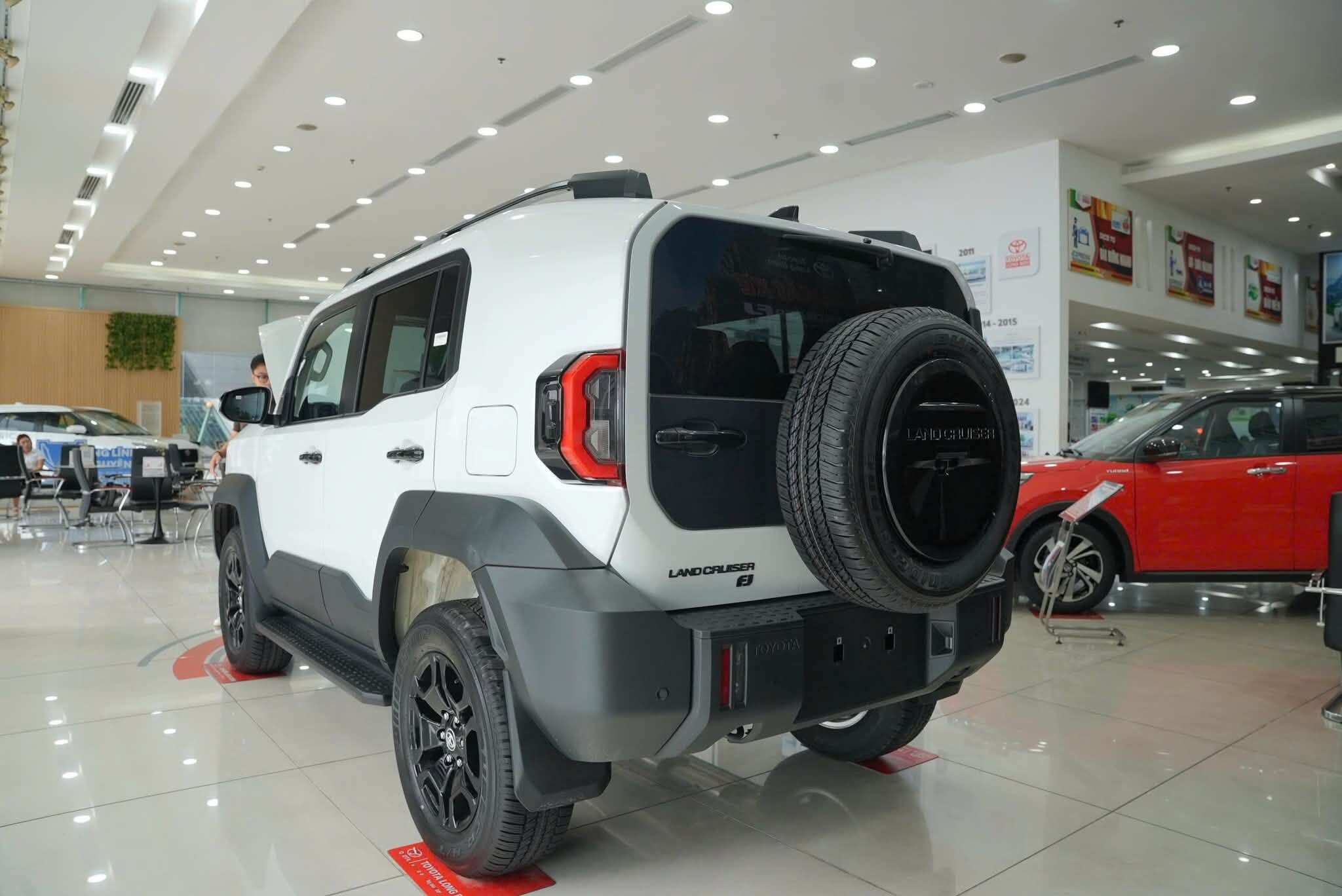 Với 1,2 tỷ đồng khách hàng Việt nhận được gì từ mẫu xe Land Cruiser FJ - 3