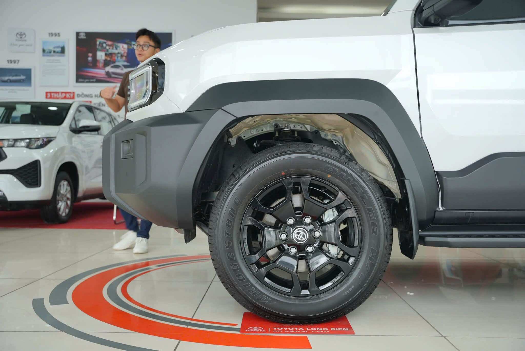 Với 1,2 tỷ đồng khách hàng Việt nhận được gì từ mẫu xe Land Cruiser FJ - 2
