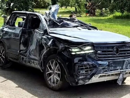 Giao thông - Mẫu xe Volkswagen Touareg biến dạng sau khi bị tấn công bằng tên lửa