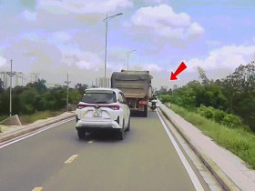 Clip: Chở hàng nặng, người đàn ông suýt trả giá đắt trước đầu ô tô tải