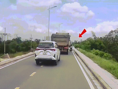 Giao thông - Clip: Chở hàng nặng, người đàn ông suýt trả giá đắt trước đầu ô tô tải