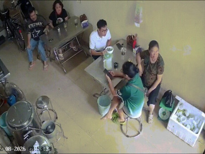 Giao thông - Clip: Vừa nổ máy, người phụ nữ lao xe thẳng vào những người ngồi trong nhà