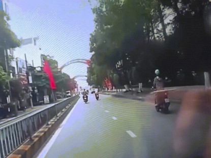 Giao thông - Clip: Lạng lách như chỗ không người, thanh niên lao thẳng vào đầu ô tô