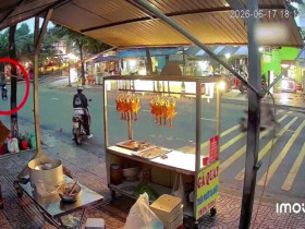 Clip: Liều mình ngồi trên vai bạn đi xe điện, nam thanh niên ngã mạnh xuống đường