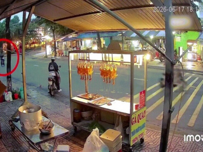 Giao thông - Clip: Liều mình ngồi trên vai bạn đi xe điện, nam thanh niên ngã mạnh xuống đường