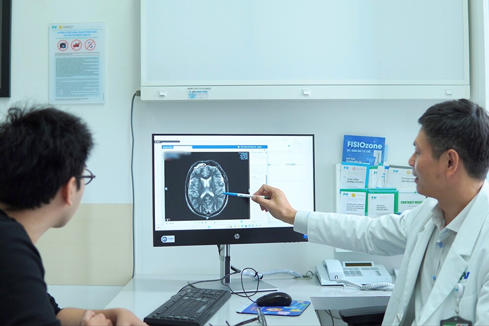 Nói khó, yếu liệt nửa người, người đàn ông bất ngờ phát hiện u não ác tính - 1