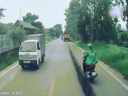 Giao thông - Clip: Xe máy trượt vệt dầu trên đường, người đàn ông lộn nhiều vòng trước đầu ô tô