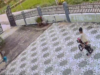Giao thông - Clip: Thót tim "khối nghỉ hè" đạp xe từ trong nhà lao thẳng xuống ruộng lúa